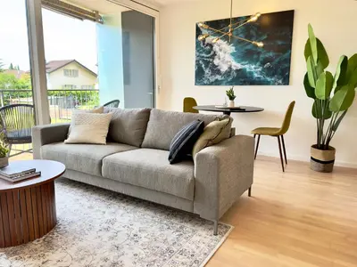 Ein Sitzbereich in der Unterkunft FLAIR Apartments Vorarlberg - Stilvolles Wohnen nahe Bodensee & Alpen - Küche, Balkon & Gratis Parkplatz