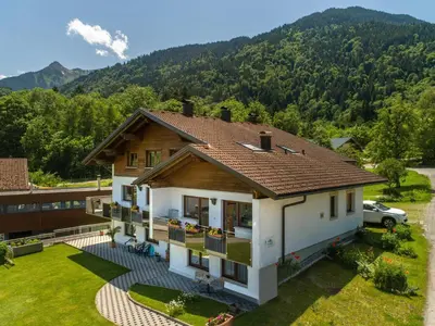 Ein allgemeiner Bergblick oder ein Berglick von der Ferienwohnung aus
