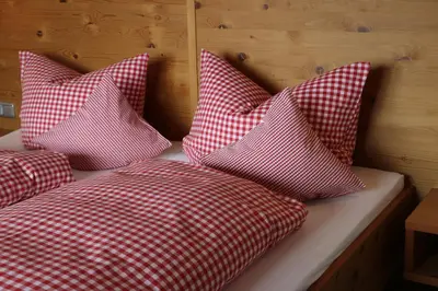 Ein Bett oder Betten in einem Zimmer der Unterkunft Gästehaus Alpina