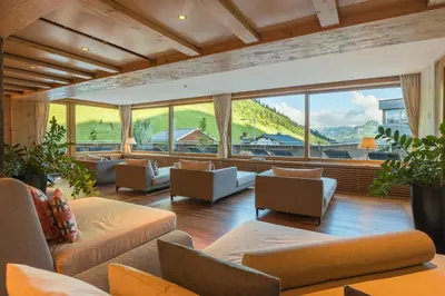 Ein Sitzbereich in der Unterkunft Alpenresort Walsertal