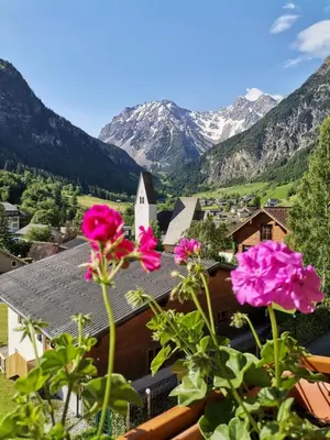 Ein allgemeiner Bergblick oder ein Berglick von der Pension aus