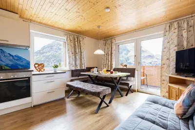 Ein allgemeiner Bergblick oder ein Berglick von der Ferienwohnung aus
