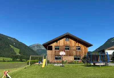 Ein allgemeiner Bergblick oder ein Berglick von der Ferienwohnung aus