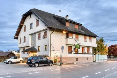 Das Gebäude in dem sich die Pension befindet