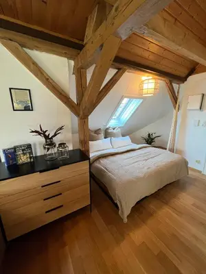 Ein Bett oder Betten in einem Zimmer der Unterkunft CROWN LIVING Wohlfühl Loft Bregenz - Loft nahe Bodensee, Boxspringbett, Küche, zentrumsnah, ideal für Feriengäste und Geschäftsreisende