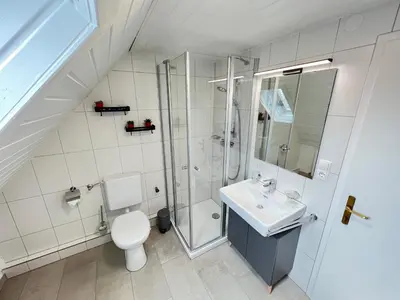 Ein Badezimmer in der Unterkunft CROWN LIVING Wohlfühl Loft Bregenz - Loft nahe Bodensee, Boxspringbett, Küche, zentrumsnah, ideal für Feriengäste und Geschäftsreisende