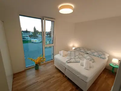 Ein Bett oder Betten in einem Zimmer der Unterkunft Neu erstellte Wohnung mit Balkon in Hard