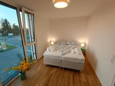 Ein Bett oder Betten in einem Zimmer der Unterkunft Neu erstellte Wohnung mit Balkon in Hard