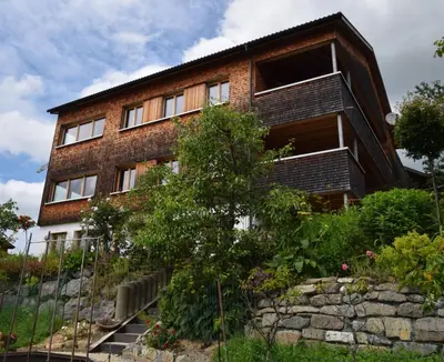 Das Gebäude in dem sich die Ferienwohnung befindet