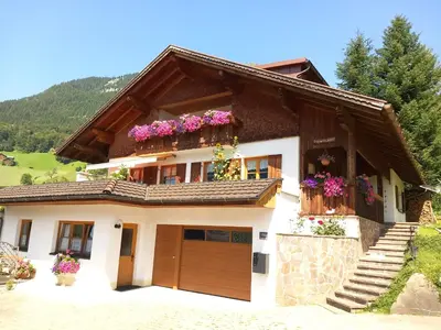 Ein allgemeiner Bergblick oder ein Berglick von der Ferienwohnung aus