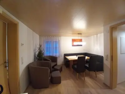 Ein Sitzbereich in der Unterkunft Ferienwohnung an der Alfenz