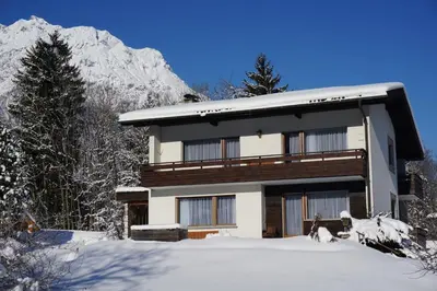 Ein allgemeiner Bergblick oder ein Berglick von des Ferienhauses aus