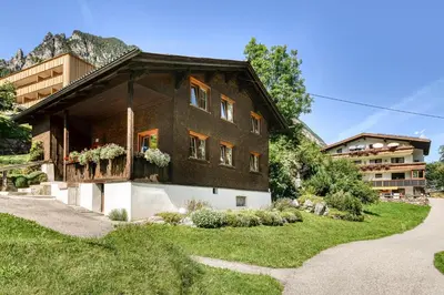 Das Gebäude in dem sich das Ferienhaus befindet
