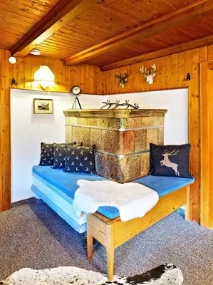 Ein Sitzbereich in der Unterkunft Walserhaus