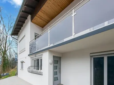 Das Gebäude in dem sich das Ferienhaus befindet