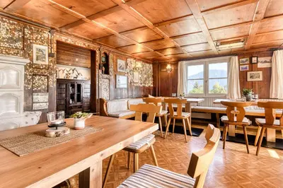 Ein Restaurant oder anderes Speiselokal in der Unterkunft Berghaus Tschengla by A-Appartments