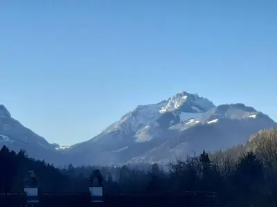 Ein allgemeiner Bergblick oder ein Berglick von der Ferienwohnung aus