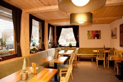Ein Sitzbereich in der Unterkunft Hotel Die Montafonerin